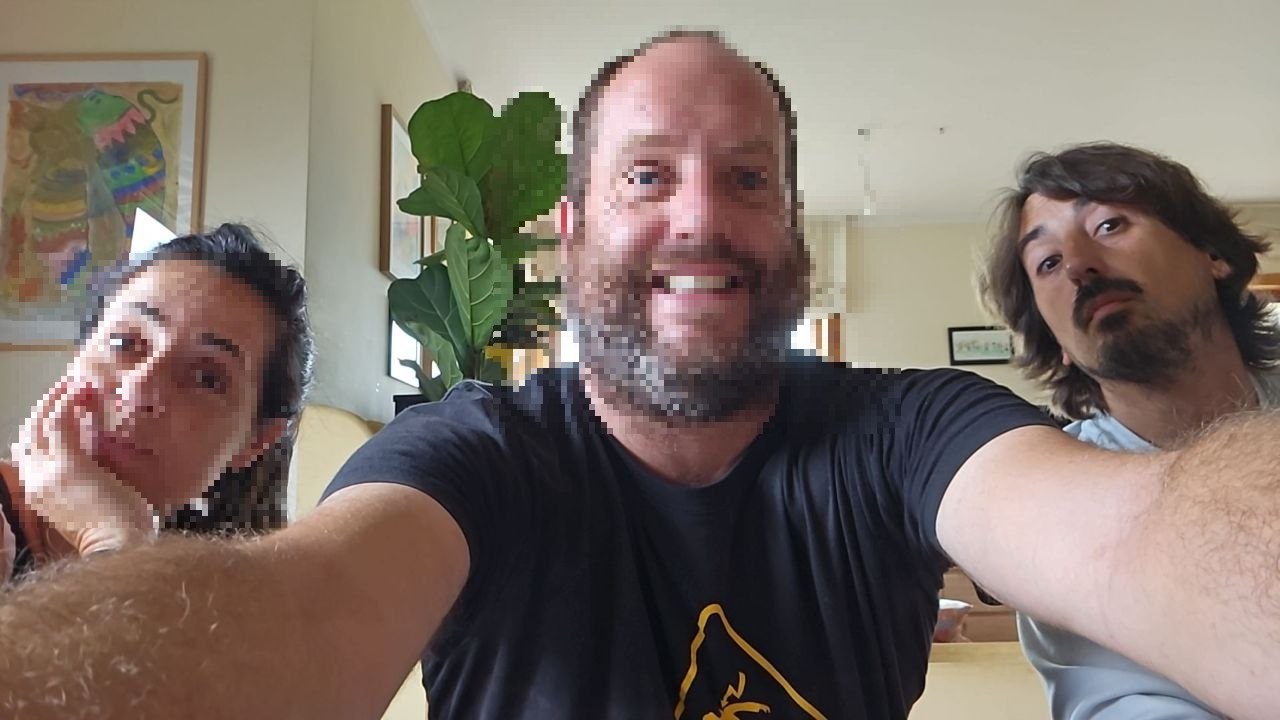 O mestre Pablo (centro) xunto aos dous profesionais da tecnoloxía durante o enriquecedor debate sobre a intelixencia artificial no noso colexio.